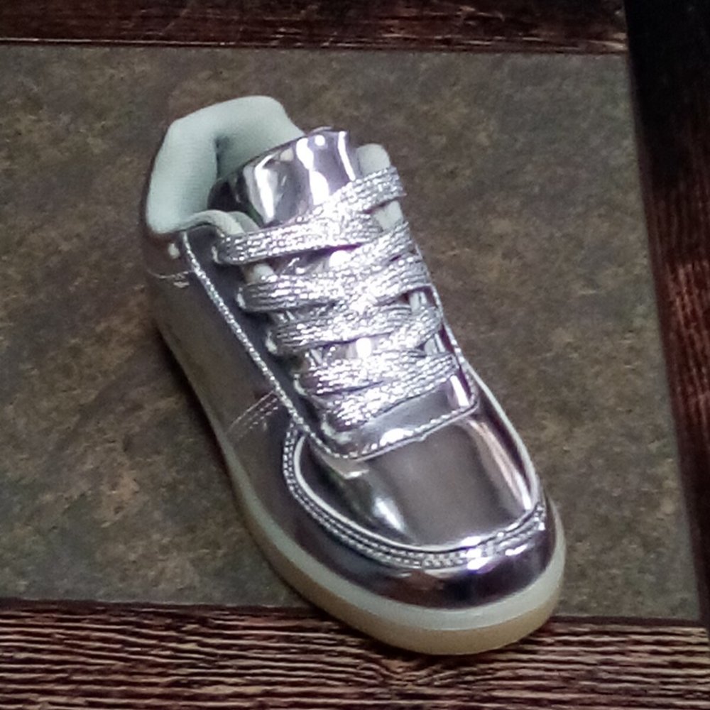 Girl shoes light with charger included